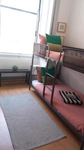 Ένα ή περισσότερα κρεβάτια σε δωμάτιο στο Chiado Home