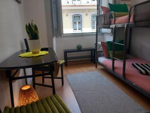 Ένα ή περισσότερα κρεβάτια σε δωμάτιο στο Chiado Home