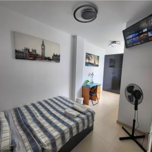 TV a/nebo společenská místnost v ubytování Luminoso ático dúplex con terraza de césped