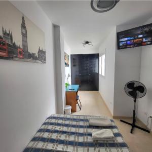 TV a/nebo společenská místnost v ubytování Luminoso ático dúplex con terraza de césped