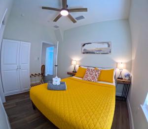 Postel nebo postele na pokoji v ubytování Walk to Nights of Lights & Trolley #11, EV Station