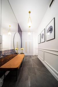 une pièce avec une table en bois et deux lampes dans l'établissement Art Deco Retreat - Łódź Centrum, à Łódź