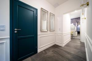 une porte noire dans une chambre avec couloir dans l'établissement Art Deco Retreat - Łódź Centrum, à Łódź 8 autres photos