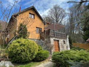 a large yellow house with a wooden door at Villa Garden Balvanyos in Turia