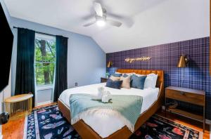 ein Schlafzimmer mit einem großen Bett und einem Fenster in der Unterkunft Dine Outdoors, Dream Indoors 5BR in East Stroudsburg + 48 Fotos