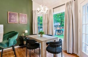 ein Esszimmer mit einem Holztisch und Stühlen in der Unterkunft Dine Outdoors, Dream Indoors 5BR in East Stroudsburg