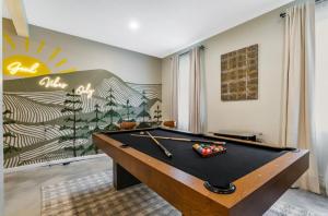 ein Billardtisch in einem Raum mit einem Pool in der Unterkunft Dine Outdoors, Dream Indoors 5BR in East Stroudsburg