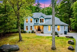 ein blaues Haus mit Bäumen davor in der Unterkunft Dine Outdoors, Dream Indoors 5BR in East Stroudsburg