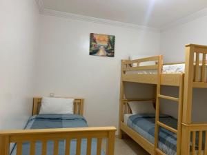タンジェにあるTanger Relax Appartementのベッドルーム1室(二段ベッド2組、ベッド1台付)