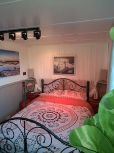 Ένα ή περισσότερα κρεβάτια σε δωμάτιο στο The Cabin
