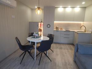 Η κουζίνα ή μικρή κουζίνα στο Apartamentai pas Sandra