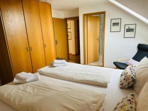 Postel nebo postele na pokoji v ubytování Hotel Hofmann Zur Mühle