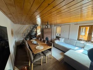 a living room with a table and a couch at Villa Garden Balvanyos in Turia