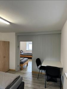 KönigsbronnにあるMonteurzimmer Königsbronn Dachgeschossのベッドルーム1室(デスク、ベッド1台、デスク、椅子付)