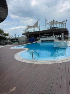 una gran piscina frente a un edificio en White Tower-Studio, en Mamaia 8 fotos más