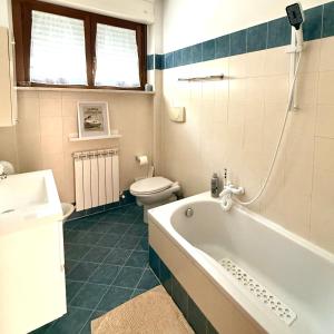 ein Badezimmer mit Badewanne, Toilette und Waschbecken in der Unterkunft Casa SUN in Civitanova Marche + 29 Fotos