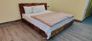 Postel nebo postele na pokoji v ubytování Hikal Guest House