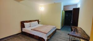 Postel nebo postele na pokoji v ubytování Hikal Guest House