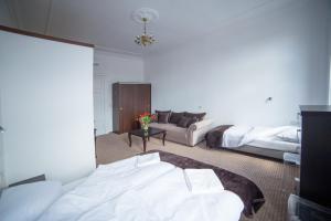 Łóżko lub łóżka w pokoju w obiekcie OperaHostel