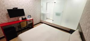 TV a/nebo společenská místnost v ubytování 喜園旅館Ximen Garden Inn