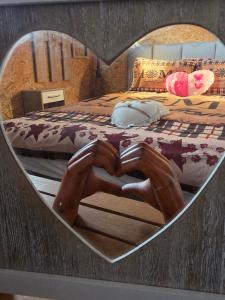 un'immagine a forma di cuore di una camera da letto con un letto di Chez Gigi a Apro