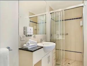 Ένα μπάνιο στο City Quays Private Apartments - Best CBD Location & Comfort +32 φωτογραφίες