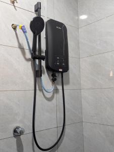un dispensador de jabón en la pared del baño en Din's Studio Homestay, en Semporna