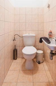 Koupelna v ubytování Comfy apartment at Puskas Stadion with balcony + 10 fotografií