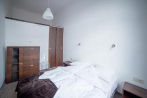 Łóżko lub łóżka w pokoju w obiekcie OperaHostel