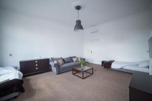 Łóżko lub łóżka w pokoju w obiekcie OperaHostel