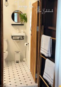a bathroom with a sink and a toilet and a mirror at Tueng ha เติง หา ที่พักงาว in Ban Rong