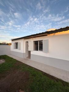 Casa blanca con ventanas y entrada en Awankay, en Morteros 3 fotos más