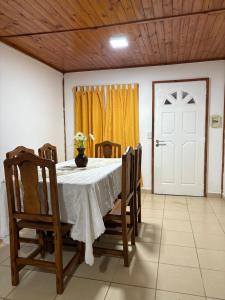 comedor con mesa, sillas y puerta en Awankay, en Morteros