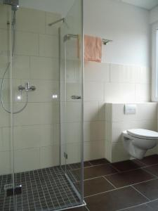 Koupelna v ubytování Fewo Berliner + 18 fotografií