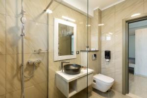a bathroom with a sink and a toilet and a shower at d'Eric Mamaia Nord in Mamaia Sat/Năvodari