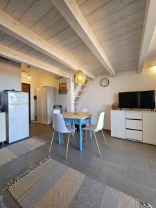 a kitchen and dining room with a table and chairs at Il Dolce Tramonto Apartment in Trinità dʼAgultu