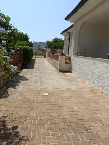 a brick walkway in front of a house at Bilo Lu Rattali in San Teodoro