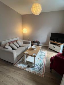 Un televizor și/sau centru de divertisment la Katys Cottage, Barnoldswick