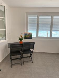 Fotografia z galérie ubytovania Splendide Studio Miramar vue mer avec terrasse v destinácii Bandol