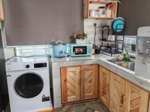 Dapur atau dapur kecil di Delima Guesthouse Type B