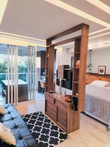 Flat in Mada with pool客房内的一张或多张床位