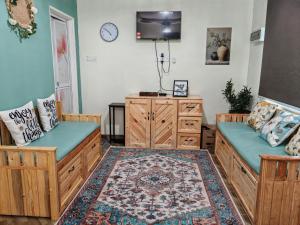 Televisyen dan/atau pusat hiburan di Delima Guesthouse Type B