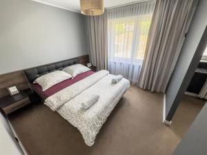 Ένα ή περισσότερα κρεβάτια σε δωμάτιο στο Apartament Górski z widokiem na góry w Bieszczadach - 3 sypialnie 80m2 +25 φωτογραφίες
