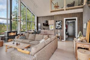 Ruang duduk di Modern chalet at Bortelid