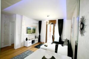 a living room with a couch and a table at Apartment Una Petica in Beograd