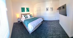 a bedroom with a large bed in a room at Stunning 2 Bed House, Cleethorpes - Contractors Welcome! in Cleethorpes