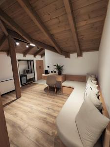 una sala de estar con un sofá y una mesa en Palorto Inn, en Gjirokastra