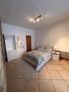 Petite maison au pied du château في Salignac Eyvigues: غرفة نوم بسرير وخزانة ومرآة