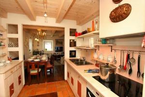 kuchnia ze stołem i jadalnią w obiekcie Antico Chalet - Happy Rentals w Livigno
