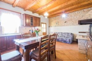 Χώρος καθιστικού στο Villa Roži, a charming renovated Istrian house with pool